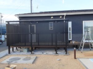 目隠しフェンスの施工例をまとめて紹介｜フェンスや業者の選び方は 
